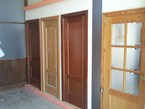 Conjunto de puertas clásicas de madera